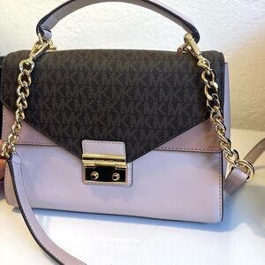 MICHAEL Michael Kors Elegant Two-Tone Handbag with Gold Accents